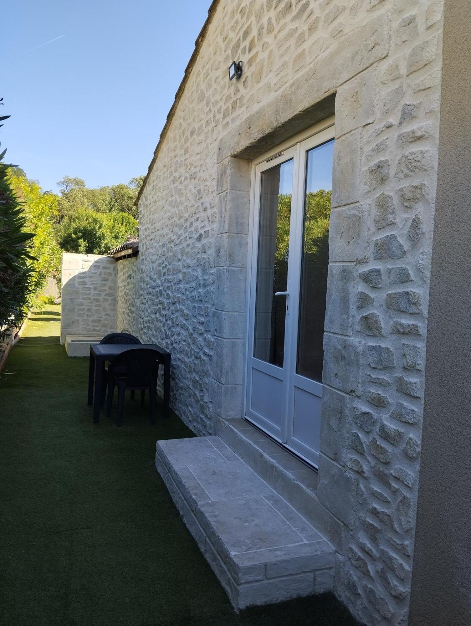 Апартаменти Bienvenue Au Pied Des Alpilles Saint-Etienne-du-Gres Екстер'єр фото