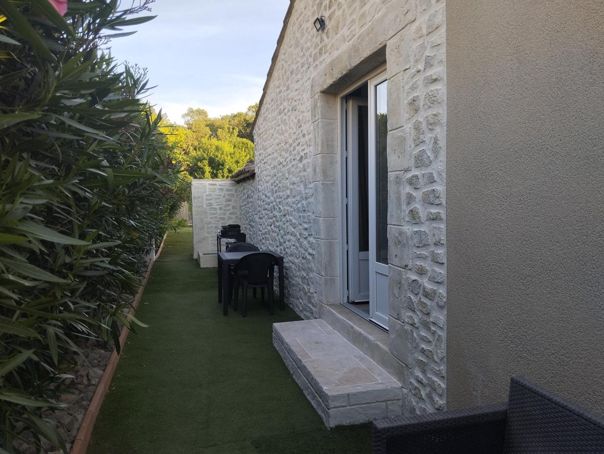 Апартаменти Bienvenue Au Pied Des Alpilles Saint-Etienne-du-Gres Екстер'єр фото
